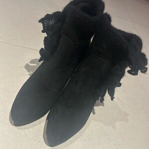 Beautiful booties with knit design, made in Italy.